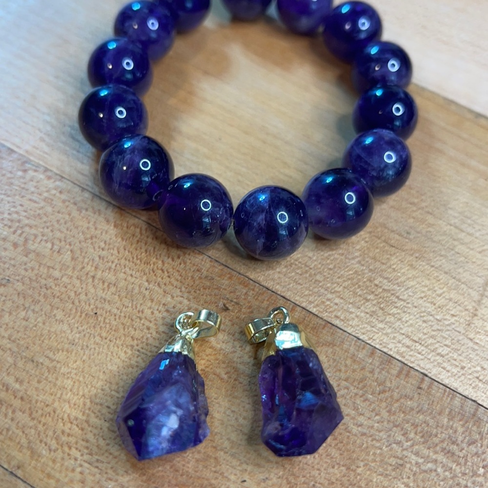 Matching amethyst pendants and bracelet 💕